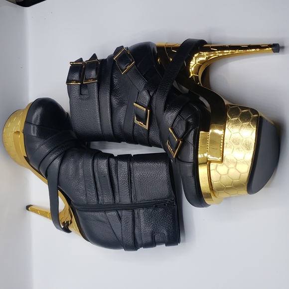 Versace size 39 color black leather 100% Authentic - Picture 3 of 17